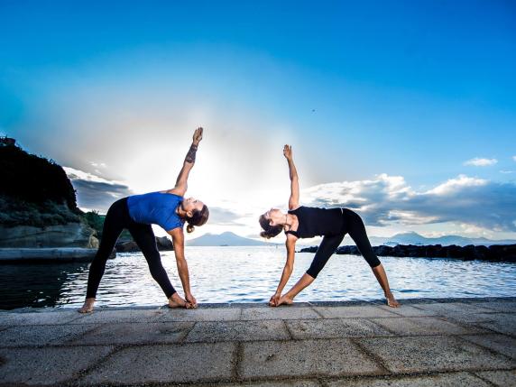 Valerio Pandolfi e Cristiana Signorelli, insegnanti della Ashtanga Yoga Napoli e organizzatori dei tre workshop che tra luglio e novembre vedranno in città i tre guru della disciplina