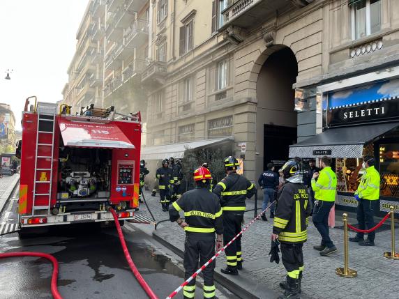 Milano, incendio in corso Garibaldi: fiamme al ristorante Osteria Brunello, caos in Brera