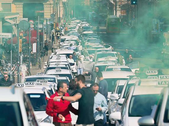 Bologna si divide sulla protesta dei tassisti: «Città in ostaggio». «No, hanno ragione»