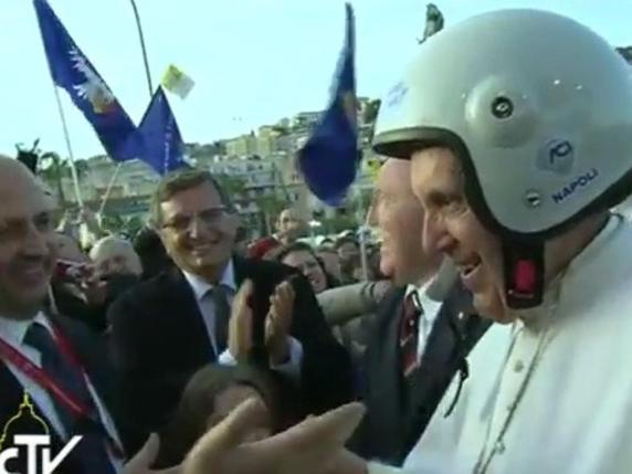 Il Papa con il casco per la campagna di sicurezza stradale