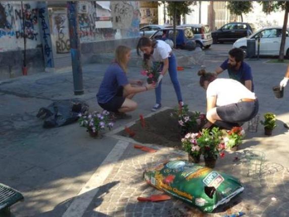 I volontari ripuliscono piazzetta Sandomenico a Ponticelli