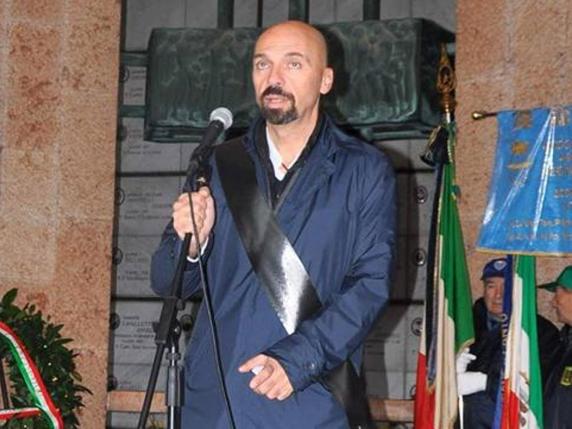 Il sindaco di Cantù: «Napoli fogna»E de Magistris lo querela