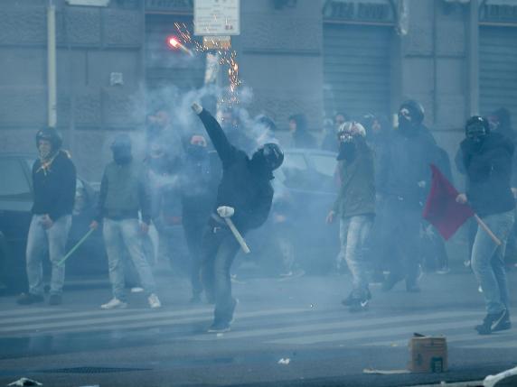 Black bloc al corteo anti-SalviniScontri tra polizia e manifestanti