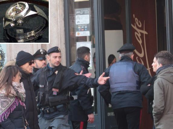 Milano, rubato orologio da 28 mila euro a turista giapponese: l'aveva nascosto nello zaino prima del pranzo al fast food 