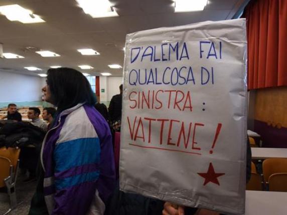 Università di Napoli, studenti occupano sala convegno con D’Alema e Camusso: «Qui non parleranno»