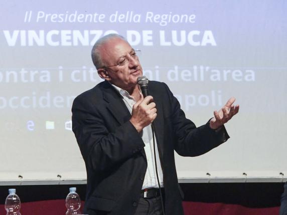 De Luca: «Gli extracomunitari fanno reati quattro volte più degli italiani»