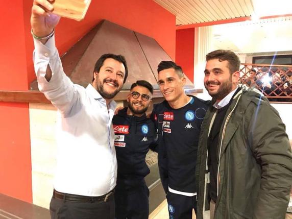 Salvini, selfie con Insigne e Callejon. Ma il club rifiuta le scuse del leghista per le frasi contro i napoletani