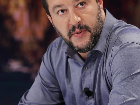 Salvini: «Impossibile parlare a Napoli. E de Magistris che fa? Continua a coccolare i centri sociali»