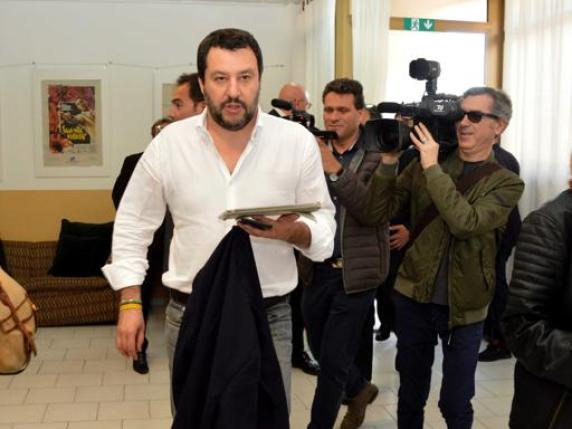 Salvini a Castel Volturno: «Qui ci sono più clandestini che italiani»