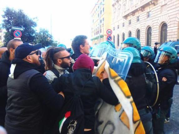 Napoli, tensione tra centri sociali e gruppi di destra in piazza Municipio