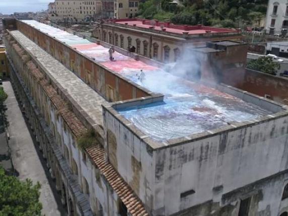 Pollock in terrazzo: i colori di Zabetta sul tetto dell’ex ospedale militare