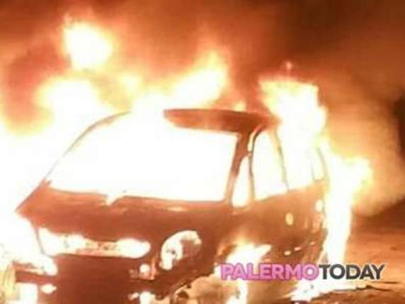 L’auto bruciata dal servizio di Palermo Today