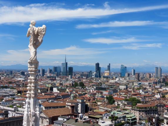 Milano vista dall'alto della Madonnina del Duomo: la nuova webcam per osservare lo skyline della città