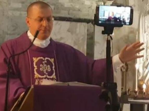 Palermo, omelia show del parroco contro il vescovo: «Chiesa prostituta indegna, multinazionale del falso»