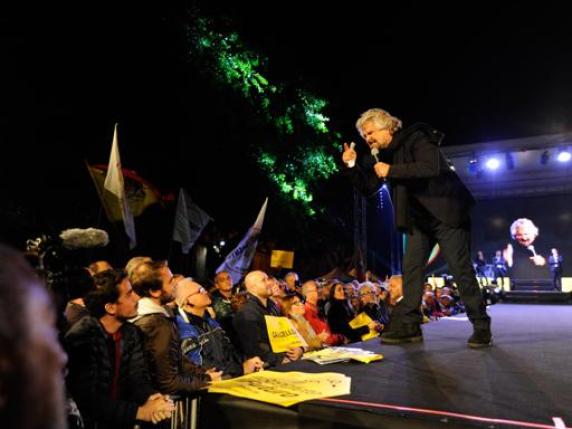 Grillo improvvisa un “comizio notturno” a Palermo: «Non siamo come altri»