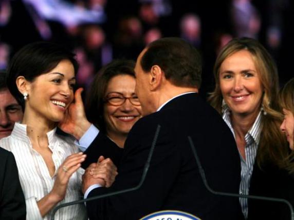 Silvio Berlusconi fra Mara Carfagna, Mariastella Gelmini e Stefania Prestigiacomo