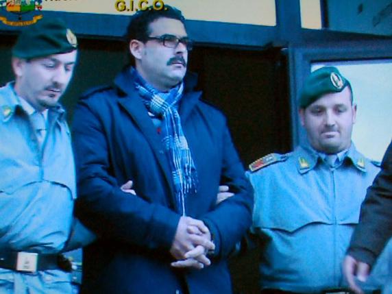 Clan Parisi risarcito dagli Strisciuglio I danni per le rivelazioni di