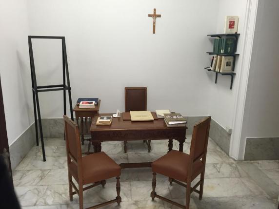 La scrivania, i libri, il crocifissoEcco la stanza del prof Aldo Moro