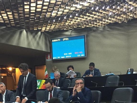 La bandiera della pace posata sullo scranno alle spalle del consigliere Amati, che Minervini occupava in Consiglio regionale