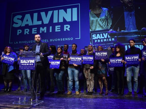 Matteo Salvini ieri sera, a Bari, sul palco dello Showville