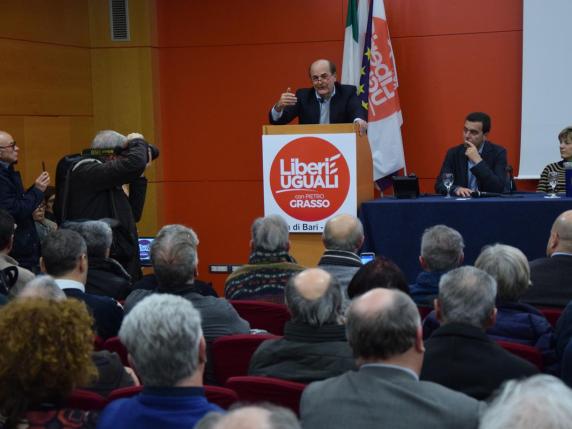 Pierluigi Bersani durante il suo intervento, ieri sera, a Bari