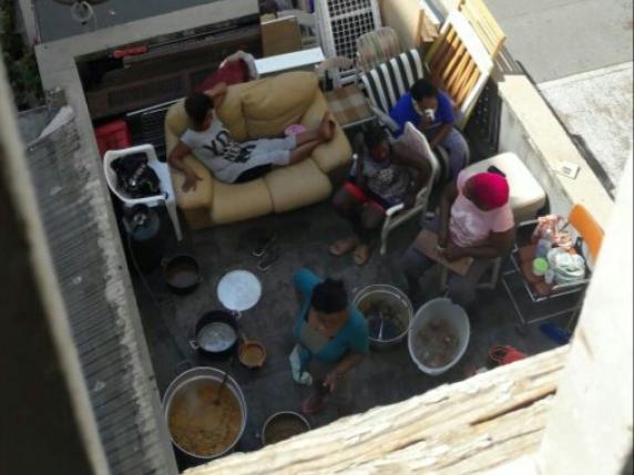 Scene di vita e di immigrati su un balcone del quartiere Libertà