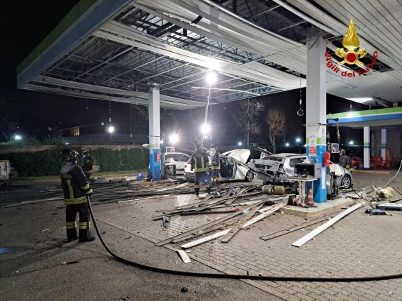 Bologna, scoppia la bombola di un'auto a metano: feriti, uno è grave