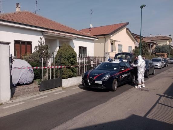 Il cadavere mummificato di una donna di 90 anni, è stato scoperto dai carabinieri sigillato in una cassapanca in un appartamento di Paderno Dugnano (Milano), durante un sopralluogo a seguito del decesso in casa della figlia, avvenuto tre giorni fa, 23 marzo 2023. A quanto emerso la donna, 64 anni, lo avrebbe conservato per continuare a riscuotere la sua pensione.  ANSA/CARABINIERI +++ ANSA PROVIDES ACCESS TO THIS HANDOUT PHOTO TO BE USED SOLELY TO ILLUSTRATE NEWS REPORTING OR COMMENTARY ON THE FACTS OR EVENTS DEPICTED IN THIS IMAGE; NO ARCHIVING; NO LICENSING +++ NPK +++