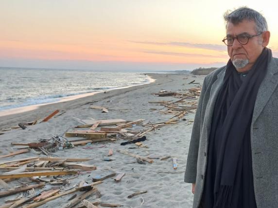 Cauteruccio porta gli artisti sulla spiaggia di Cutro: una «messa laica» a un mese dal naufragio