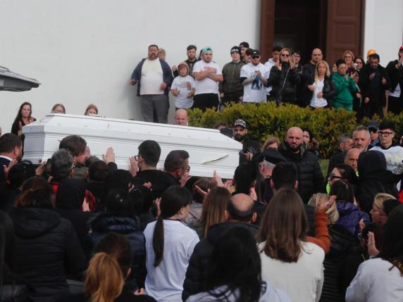 I funerali di Francesco Pio Maimone, centinaia di giovani per l'ultimo saluto a Kekko