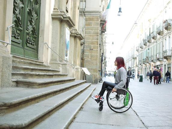 Torino non è una città per disabili. Tra buche, gradini e strade senza scivoli