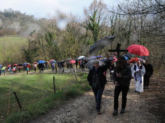 Treviso, il paese in processione contro la siccità: all’improvviso arriva la pioggia 