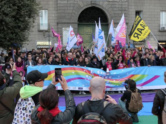 «E figl so’ piezz’ ‘e core», anche Napoli in piazza a difesa dei figli delle famiglie arcobaleno