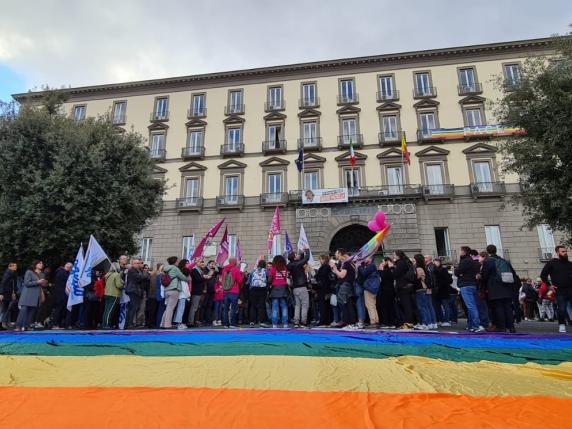 Figli di coppie gay, Napoli alza un muro davanti allo stop delle trascrizioni. Manfredi: continueremo a farle