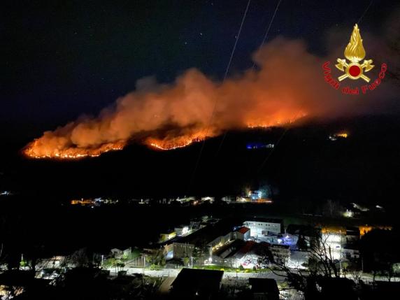 Incendio a Montegrino Valtravaglia, bruciati quaranta ettari di bosco