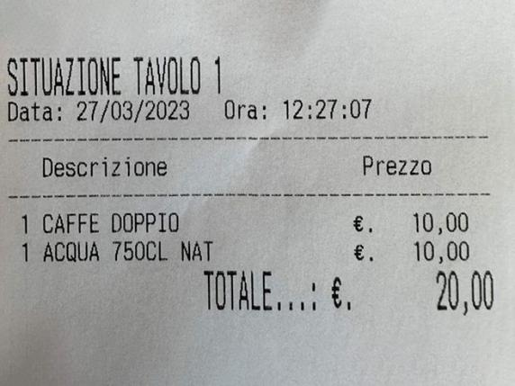 Venti euro per un caffè e un'acqua in un bar con vista sul lago di Como, la denuncia di un turista: «Non siamo mica a Capri?»
