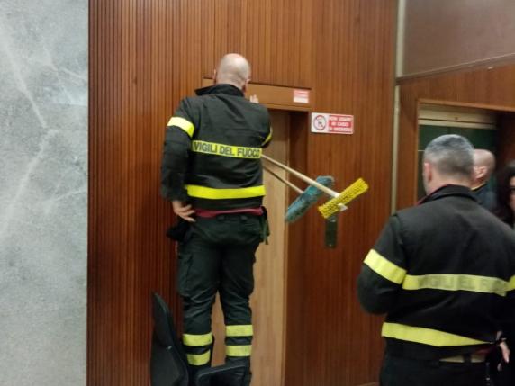 Corte dei conti, tre cronisti restano chiusi in ascensore per due ore: il presidente offre acqua e caffé