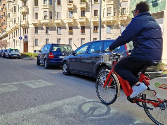 Bici elettriche in sharing a Milano, istruzioni per l'uso: prezzi, sconti, app, parcheggi e optional