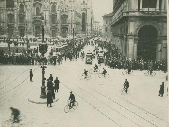 Il primo semaforo d'Italia in piazza Duomo a Milano, ritrovata la foto del 1925: la viabilità passò a destra e i pedoni solo sul marciapiede 