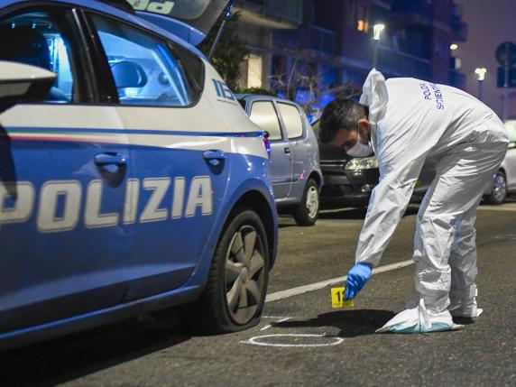Milano, la folle notte della gang dei 15enni: due rapine in poche ore per un bottino di oltre 40 mila euro 