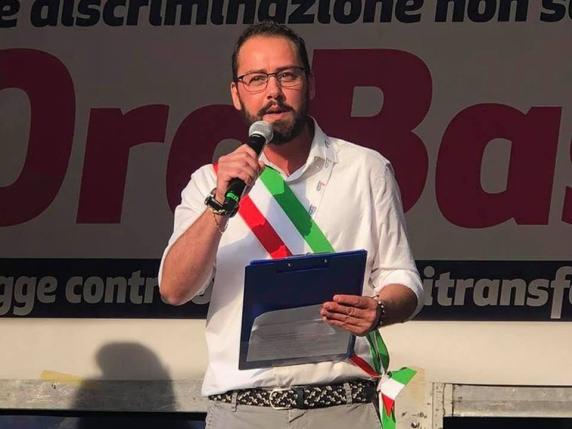 Gianmarco Negri, il primo sindaco trans d'Italia: «Così ho aiutato Angela a diventare donna senza operazione»