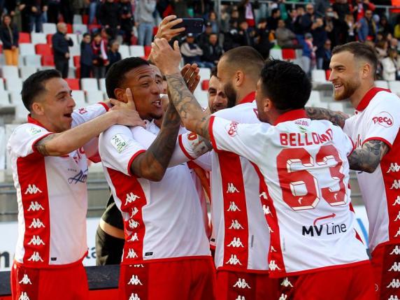 Il Bari ritrova la vittoria: 2-0 al Benevento e terzo posto