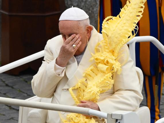 Il Papa celebra la Domenica delle Palme: «Anch'io ho bisogno di una carezza di Gesù»