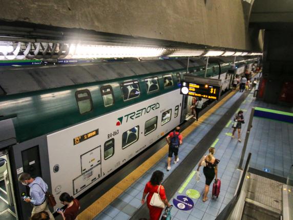 Milano, violenza sessuale sul treno dei pendolari: ragazza di 21 anni aggredita alle 11 di mattina