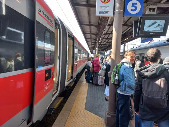 Arezzo, studente 19enne muore sul treno soffocato da un boccone