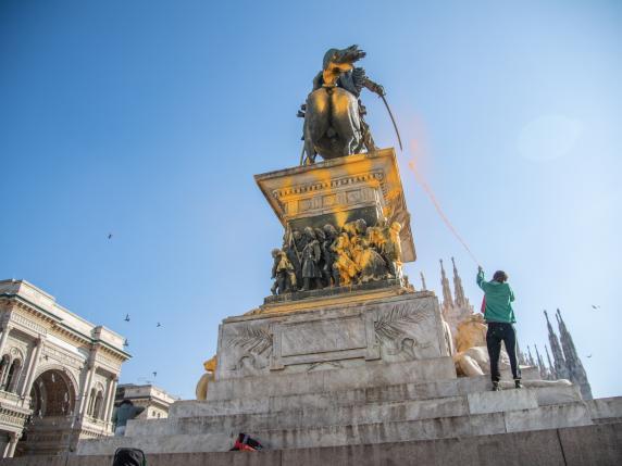 Monumento imbrattato in Duomo, arriva il bando del Comune per ripulirlo