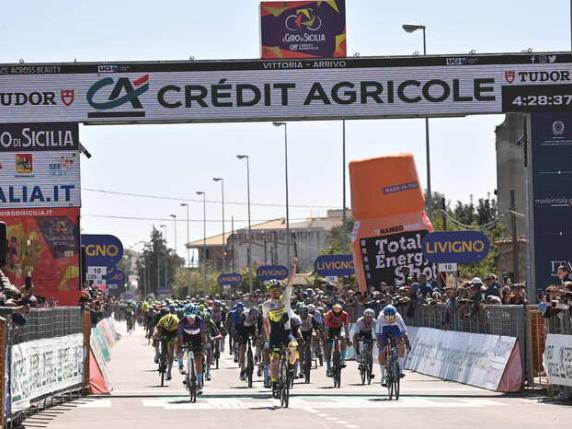 Giro di Sicilia, a Vittoria decine di auto con gomme tagliate. Successo per Bonifazio