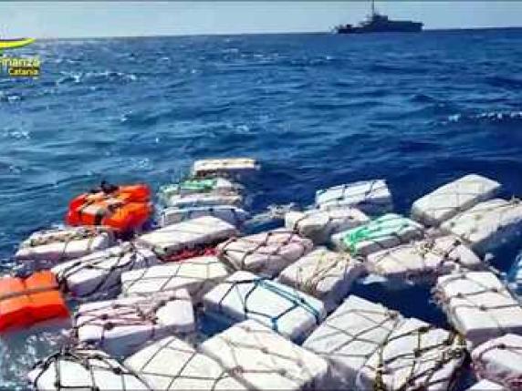 Due tonnellate di cocaina in mare, sequestro record della guardia di finanza a Catania