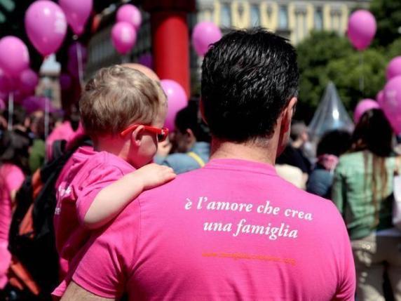 Il Torino Pride davanti alla Questura: «Chiediamo diritti per le nostre famiglie»