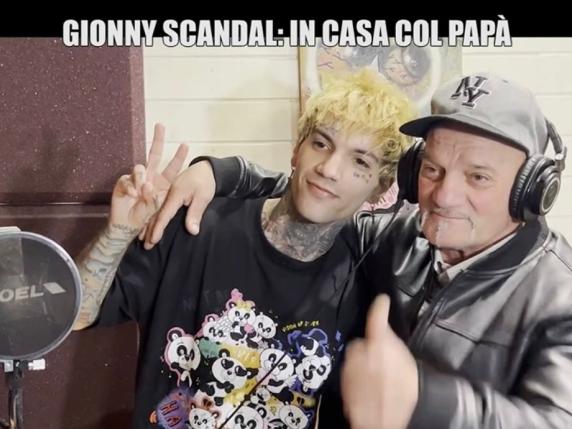 Il rapper Gionny Scandal ritrova il padre dopo 30 anni, l'incontro in diretta nella puntata de «Le Iene»